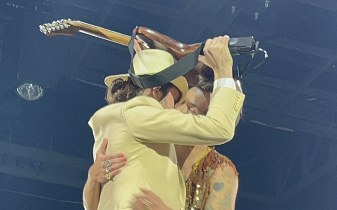 Harry Styles khóa môi đắm đuối nam nghệ sĩ ngay trước sự chứng kiến của hàng nghìn fan tại concert