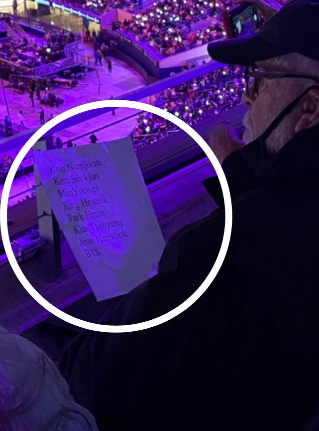 Xôn xao trước hình ảnh ông cụ tóc bạc trắng đến xem concert của BTS, tay cầm tờ giấy fanchant - Ảnh 2.