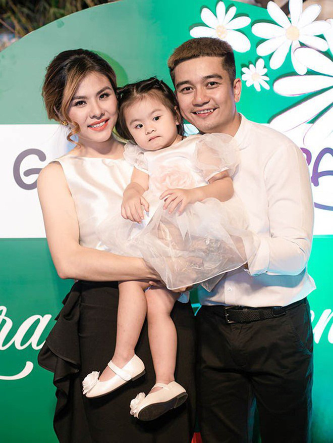 Vân Trang lần đầu lộ diện cùng 2 nhóc tỳ sinh đôi, mặt mộc mẹ bỉm gây chú ý - Ảnh 4.