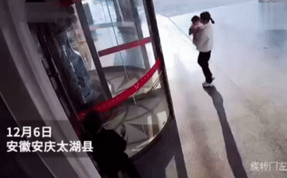 Mẹ lơ đễnh khiến con bị kẹt đầu giữa khe cửa xoay khách sạn, dân tình chỉ chăm chăm soi cách bế con "sai quá sai"