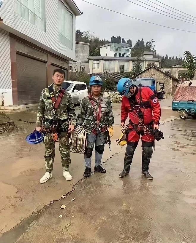 Mắc kẹt trong hang đá, chú chó sống dưới lòng đất suốt 6 năm bị mọi người quên lãng, biểu cảm lệch múi giờ khi được giải cứu khiến ai nấy xót xa - Ảnh 3.