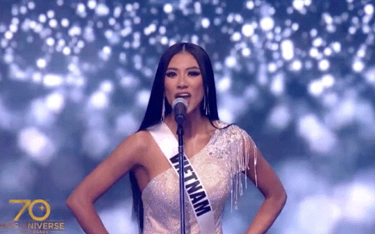Kim Duyên hô vang 2 tiếng Việt Nam trong đêm Bán kết Miss Universe, có 1 điều khác biệt dàn đối thủ