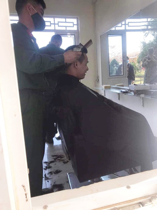 Đồng chí Độ Mixi hành quân ở Sao Nhập Ngũ mà như... đi dạo: Ngó ngang ngó dọc, mặt ngơ ngác đến hài - Ảnh 3.
