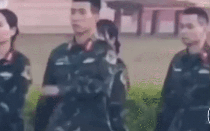 &quot;Đồng chí&quot; Độ Mixi hành quân ở Sao Nhập Ngũ mà như... đi dạo: Ngó ngang ngó dọc, mặt ngơ ngác đến hài