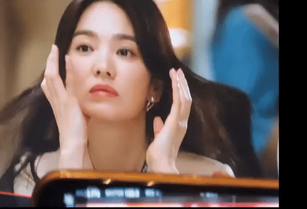 Cận cảnh visual Song Hye Kyo ở clip quay lén tại hậu trường phim, nhìn thế này ai còn dám chê chị già nữa! - Ảnh 2.