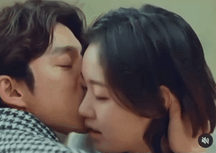 4 cảnh hôn bị cắt ngang ngược khỏi phim Hàn: Tức nhất là màn khóa môi cực khét của Kim Go Eun - Gong Yoo - Ảnh 5.