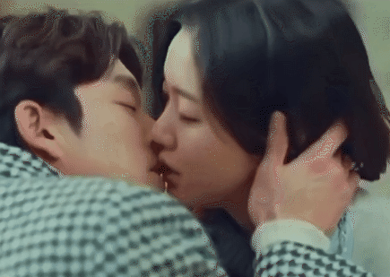 4 cảnh hôn bị cắt ngang ngược khỏi phim Hàn: Tức nhất là màn khóa môi cực khét của Kim Go Eun - Gong Yoo - Ảnh 4.