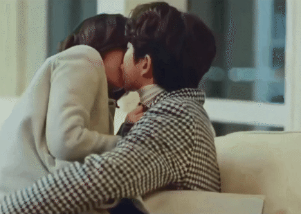 4 cảnh hôn bị cắt ngang ngược khỏi phim Hàn: Tức nhất là màn khóa môi cực khét của Kim Go Eun - Gong Yoo - Ảnh 6.