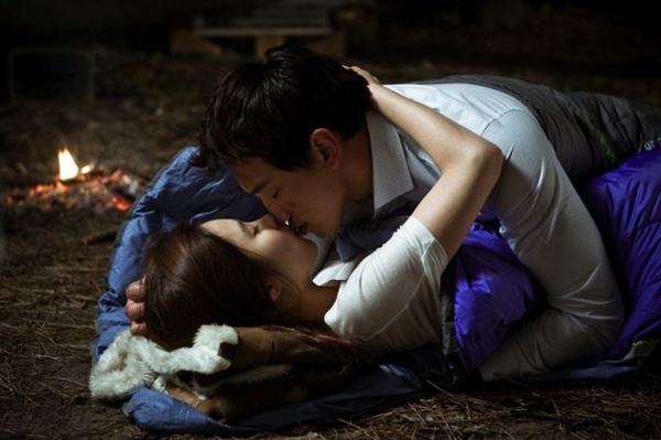 4 cảnh hôn bị cắt ngang ngược khỏi phim Hàn: Tức nhất là màn khóa môi cực khét của Kim Go Eun - Gong Yoo - Ảnh 7.