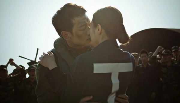 4 cảnh hôn bị cắt ngang ngược khỏi phim Hàn: Tức nhất là màn khóa môi cực khét của Kim Go Eun - Gong Yoo - Ảnh 8.