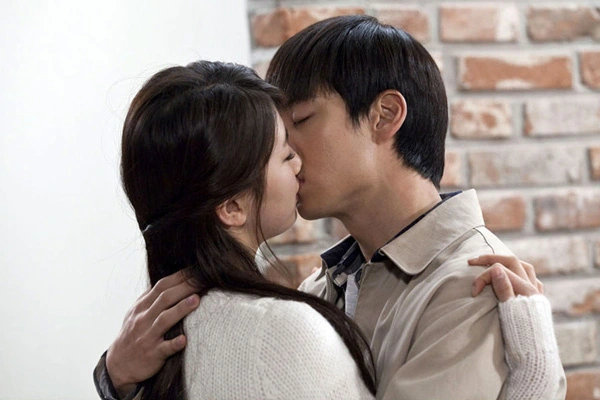 4 cảnh hôn bị cắt ngang ngược khỏi phim Hàn: Tức nhất là màn khóa môi cực khét của Kim Go Eun - Gong Yoo - Ảnh 9.