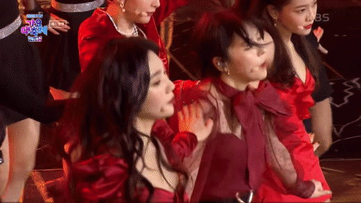 Nữ thần váy đỏ Joy (Red Velvet) comeback cực gắt tại KBS Gayo Daechukje: Sang và sexy nghẹt thở thế này fan chịu sao nổi! - Ảnh 2.