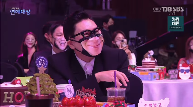 Khẩu trang nụ cười giả trân tái xuất lễ trao giải SBS: Song Ji Hyo - Kim Jong Kook đang tình bỗng hóa hề, dàn mỹ nhân khó đỡ lạ - Ảnh 11.