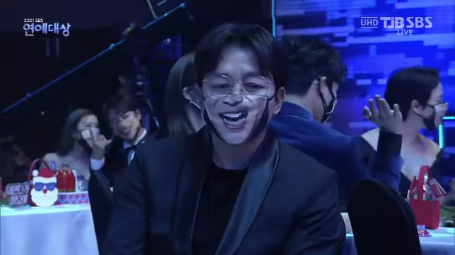 Khẩu trang nụ cười giả trân tái xuất lễ trao giải SBS: Song Ji Hyo - Kim Jong Kook đang tình bỗng hóa hề, dàn mỹ nhân khó đỡ lạ - Ảnh 12.