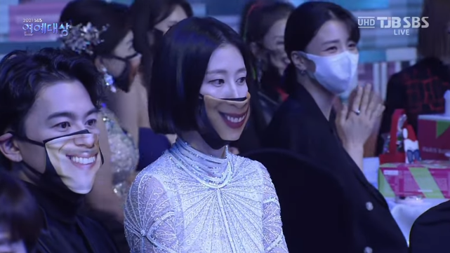 Khẩu trang nụ cười giả trân tái xuất lễ trao giải SBS: Song Ji Hyo - Kim Jong Kook đang tình bỗng hóa hề, dàn mỹ nhân khó đỡ lạ - Ảnh 10.
