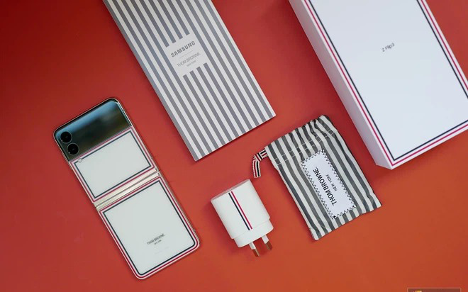 Review điện thoại Samsung Z Flip 3 phiên bản giới hạn: Giá 57 triệu đồng, thiết kế nhỏ gọn và được update các tính năng siêu hay ho