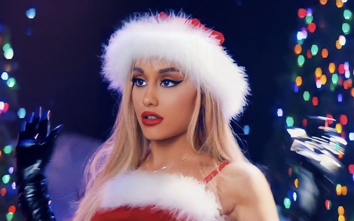 Sự thật &quot;phũ phàng&quot; về ca khúc Giáng sinh kinh điển từng được Ariana Grande cover, biết xong chắc chắn sang chấn tuổi thơ
