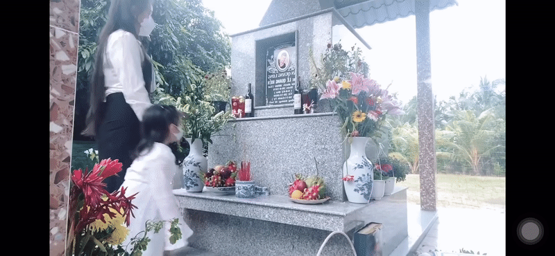 Vợ và con gái tới thăm mộ Vân Quang Long trong ngày giỗ đầu, xúc động nhất là khoảnh khắc này! - Ảnh 4.