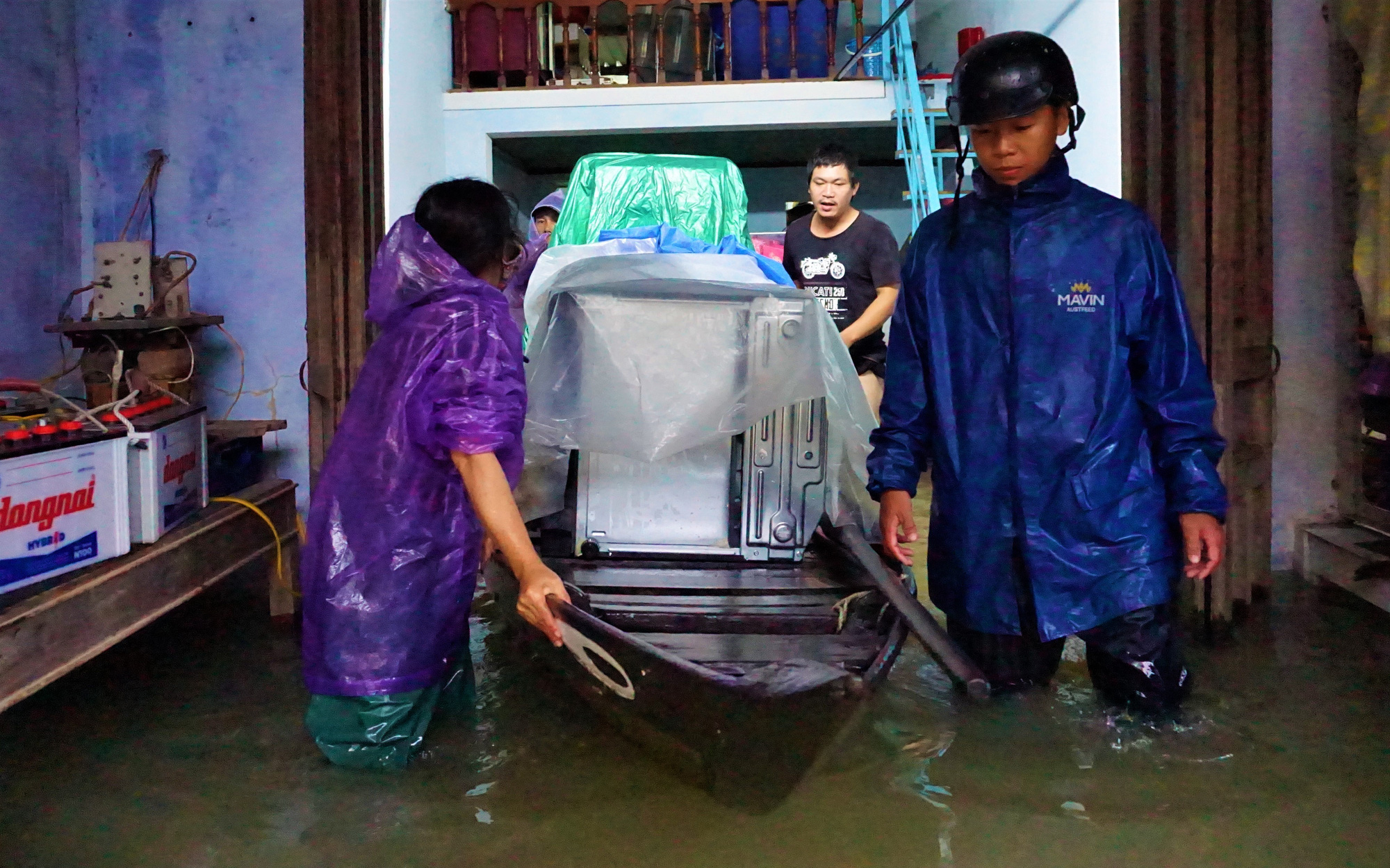 Nhiều nơi ở TP Tam Kỳ lại ngập sâu trong nước: 