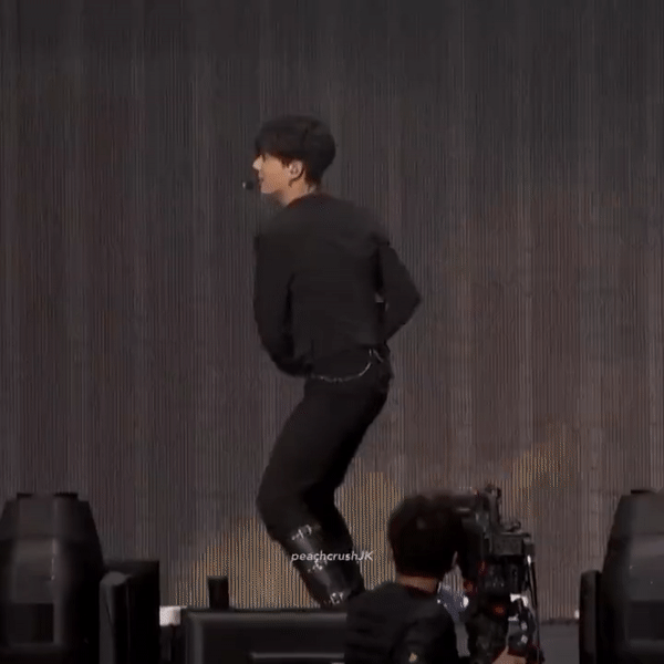 Jungkook (BTS) ba chân bốn cẳng vừa chạy hùng hục vừa cởi áo trên sân khấu: Động tác nhanh gọn, dứt khoát ghê! - Ảnh 10.