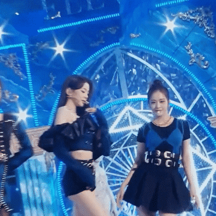 Tân binh IVE vừa debut đã gặp phốt liên tục, hết thái độ hời hợt lại đến outfit phản cảm với chiếc bra gây tranh cãi - Ảnh 4.