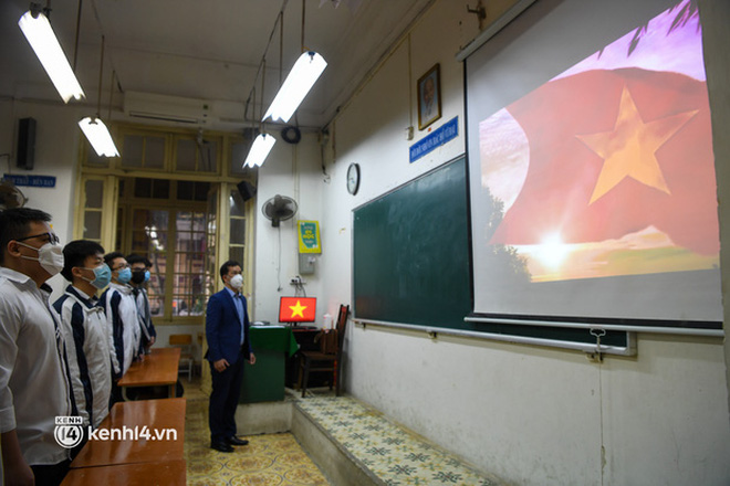 Ảnh: Trường THPT ở Hà Nội thực hiện nghiêm ngặt các quy tắc phòng dịch Covid-19 trong ngày học sinh trở lại - Ảnh 3.