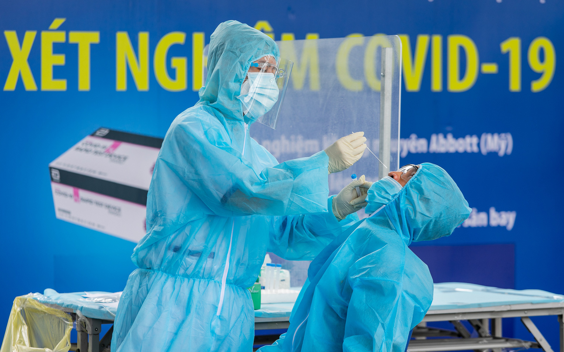 Diễn biến dịch ngày 8/12: Hà Nội thêm 709 ca mắc mới, trong đó có 243 ca cộng đồng; Một học sinh ở Sơn La tử vong sau 3 ngày tiêm vắc xin COVID-19