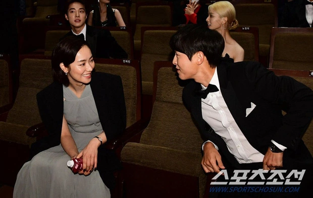 HOT: Song Joong Ki bị tóm sống ảnh hẹn hò tình tin đồn Jeon Yeo Bin, có hạnh phúc mới sau 2 năm ly hôn Song Hye Kyo? - Ảnh 8.