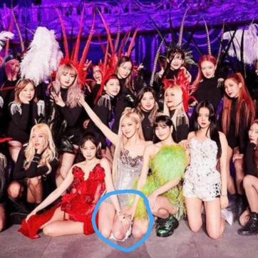 BLACKPINK khoe visual đỉnh cao cùng dàn vũ công nữ, ai ngờ fan chỉ chăm chăm vào bàn tay hư của Jennie và Lisa - Ảnh 3.