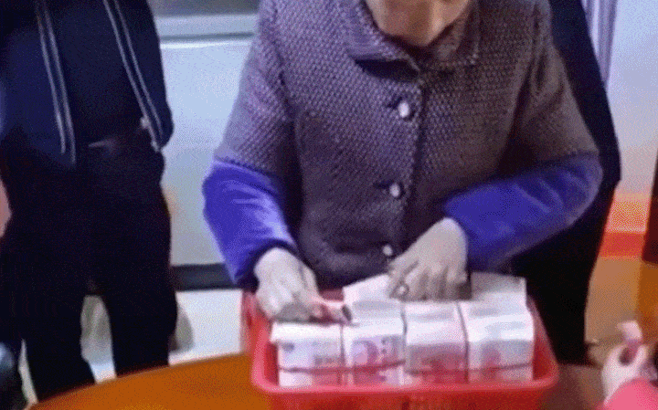Bà ngoại "nhà người ta" đem gần 3 tỉ lì xì cho các cháu, phong cách "mừng tuổi theo cọc" khiến dân mạng đỏ mắt ước ao