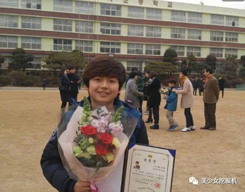 Cậu nhóc gây bão với biểu cảm cười đểu, 10 năm sau lột xác chóng mặt, thành tích học siêu khủng! - Ảnh 3.