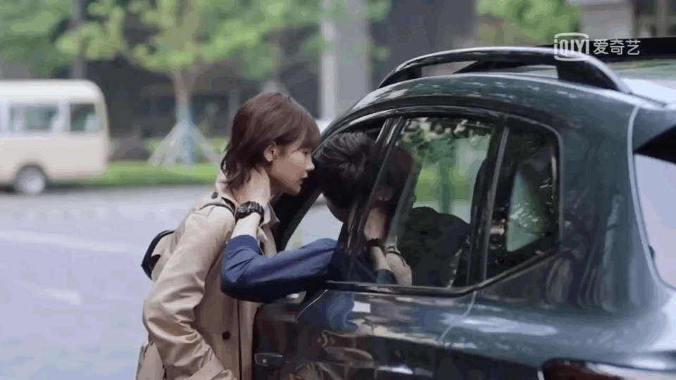 Hồ Nhất Thiên học Gun thần Lý Hiện hôn bạn gái qua cửa ô tô ở trailer Cá Mực Hầm Mật 2, đúng là anh em ruột có khác! - Ảnh 4.