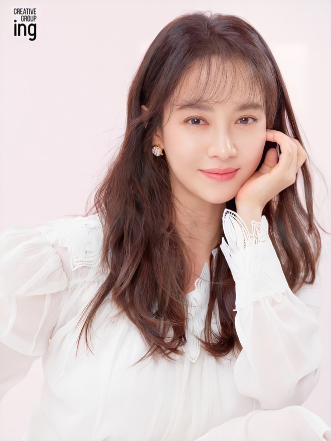 Mợ ngố Song Ji Hyo lột xác thành phù thủy quyến rũ, dụ dỗ trai trẻ bán linh hồn trong phim mới - Ảnh 1.