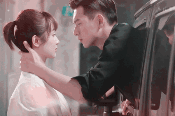 Hồ Nhất Thiên học Gun thần Lý Hiện hôn bạn gái qua cửa ô tô ở trailer Cá Mực Hầm Mật 2, đúng là anh em ruột có khác! - Ảnh 5.