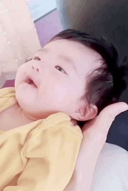 Con gái Đông Nhi chưa tròn 1 tuổi đã là “thánh hóng chuyện”: Miễn được gọi là toe toét cười, giờ mới hiểu sao được bố mẹ “nghiện” thế! - Ảnh 3.