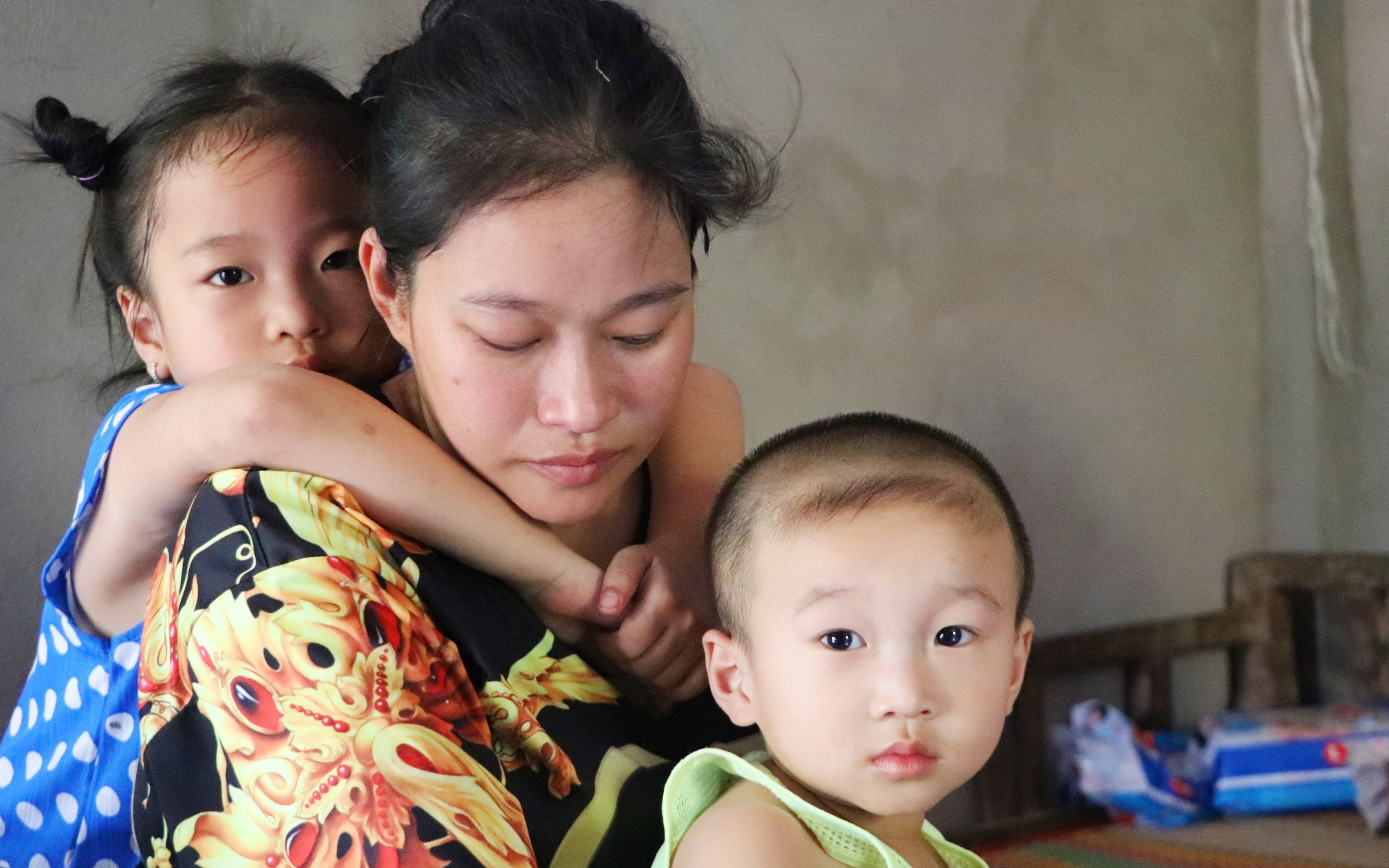 Chồng bỏ, người mẹ trẻ ôm 2 con khờ cầu cứu: 