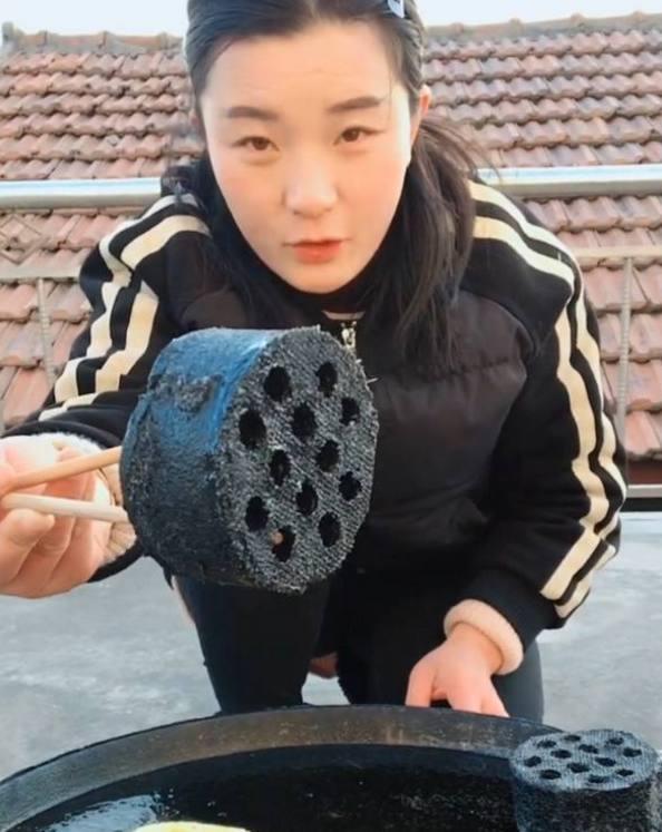 Nữ streamer livestream ăn than tổ ong nóng để câu view, netizen sốc nặng - Ảnh 1.