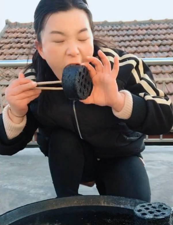 Nữ streamer livestream ăn than tổ ong nóng để câu view, netizen sốc nặng - Ảnh 2.