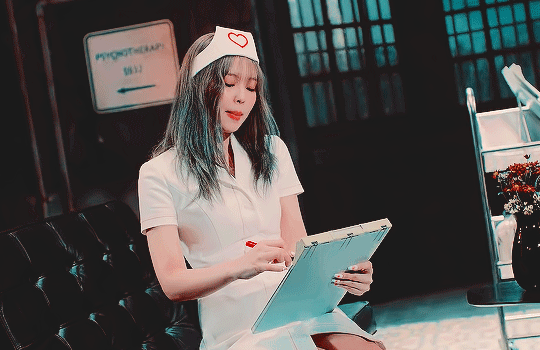 Sau Jennie, đến em út Yeri (Red Velvet) bị ném đá kịch liệt vì mặc trang phục y tá ngắn cũn và còn sơn móng đỏ choét - Ảnh 4.