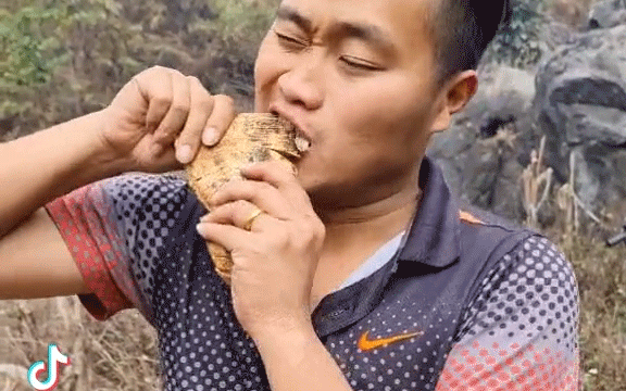 Chàng trai giằng xé món đồ ăn dai như &quot;lốp ô tô&quot;, cắn muốn rớt răng nhưng vẫn tấm tắc khen ngon