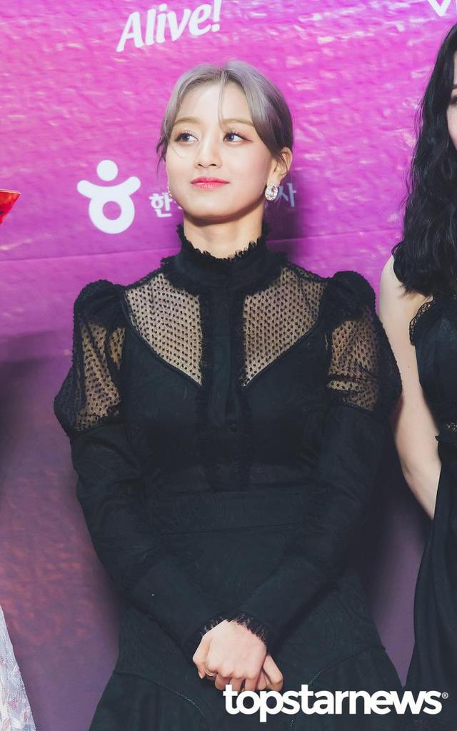 Thấy Jeongyeon căng thẳng trong lần đầu comeback cùng TWICE, Jihyo có hành động tinh tế khiến fan ấm lòng vì tình bạn đẹp - Ảnh 6.