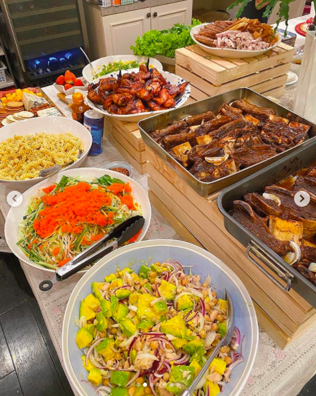 Hà Tăng đích thị là “bà chúa” của những bữa tiệc buffet phá cách: Từ cơm tấm đến cỗ Tết đều biến tấu được - Ảnh 7.