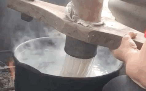 Tò mò cách mẹ mình làm bún thủ công, thanh niên quay clip khiến netizen trầm trồ không ngớt vì dụng cụ quá độc