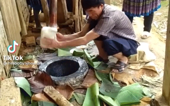 Cảnh giã bánh giầy đầy nguy hiểm mà không phải ai cũng từng có cơ hội chứng kiến
