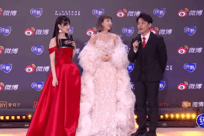 MC Weibo và cuộc phỏng vấn khiến cả Cbiz bức xúc: Angela Baby - Nhiệt Ba cứng họng, hotboy cưỡi ngựa bối rối đến đáng thương - Ảnh 7.
