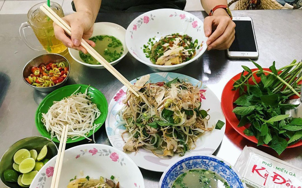 4 quán ăn núp hẻm có tuổi đời &quot;sương sương&quot; vài thập kỷ ở Sài Gòn: Ngon nức tiếng và chưa khi nào ngơi khách