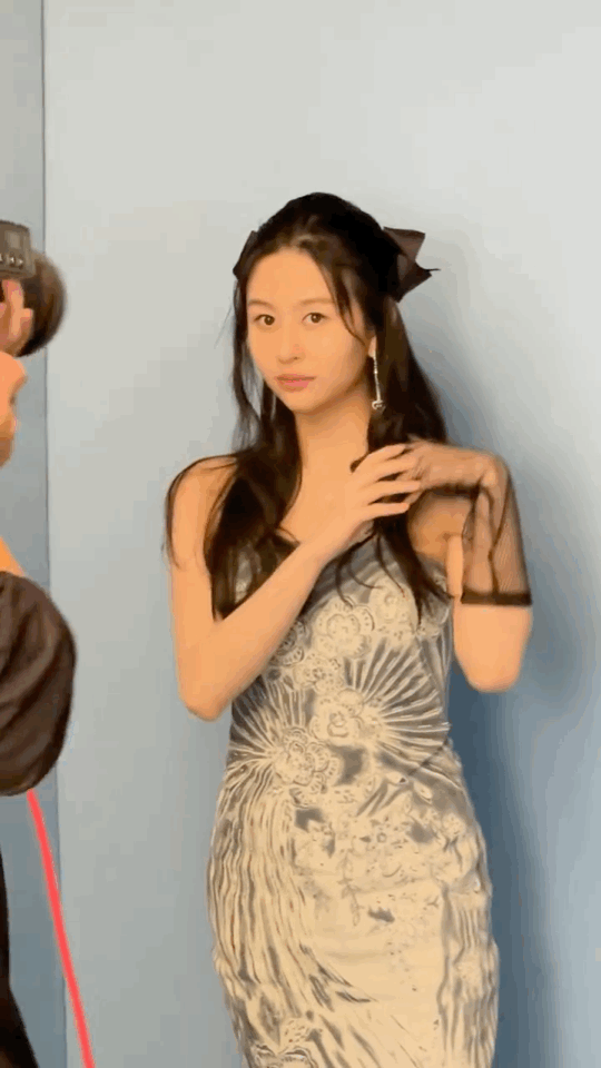 Ảnh hậu trường con gái bom sex Khâu Thục Trinh náo loạn Weibo: Thần thái sexy, visual lẫn body đều xuất sắc - Ảnh 3.