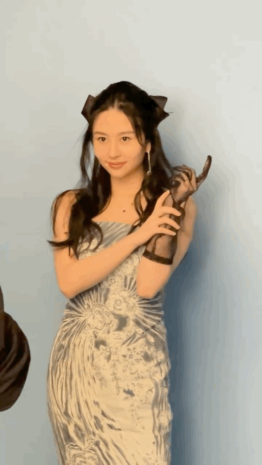 Ảnh hậu trường con gái bom sex Khâu Thục Trinh náo loạn Weibo: Thần thái sexy, visual lẫn body đều xuất sắc - Ảnh 4.