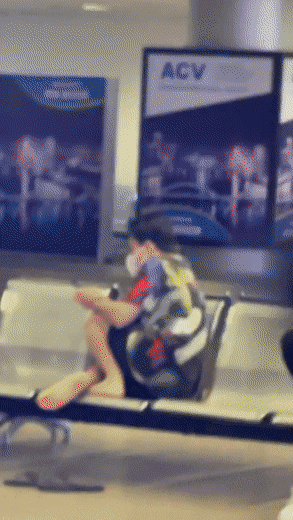 Người qua đường quay được cảnh bố già Trấn Thành ăn mặc giản dị, vô tư ngồi để chân trần lên ghế ở sân bay - Ảnh 3.