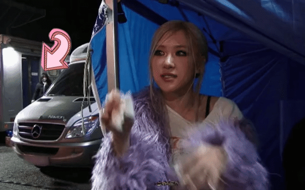 Lisa (BLACKPINK) âm thầm bên Rosé, lẳng lặng đột nhập hậu trường MV, thấy máy quay còn vội &quot;né núp&quot;?